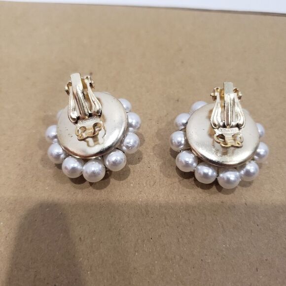 Vintage Faux Pearl and  Gold Leaf/Flower  Clip on Earrings - Picture 3 of 8